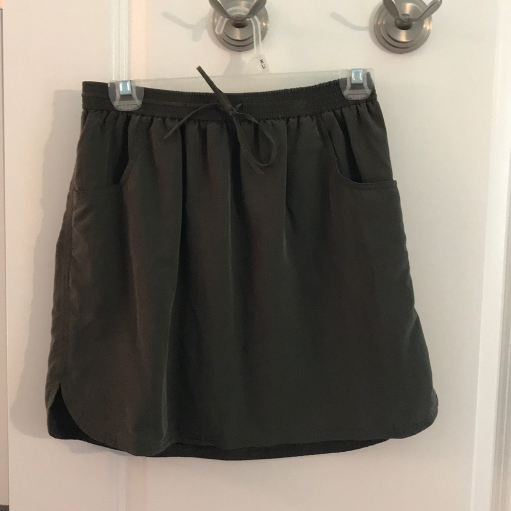 Soft, elastic waist army green skirt with pockets!